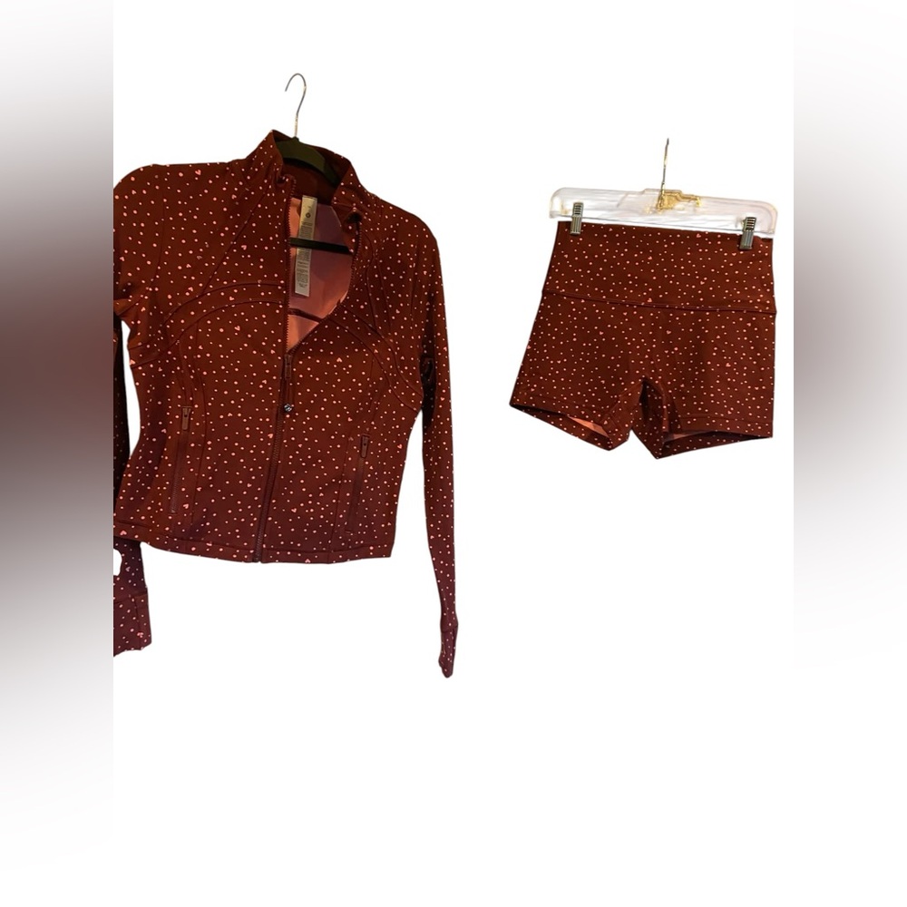NWT Lululemon define cropped & shorts set HEART SCATTER DOT BURGUNDY Size 10
